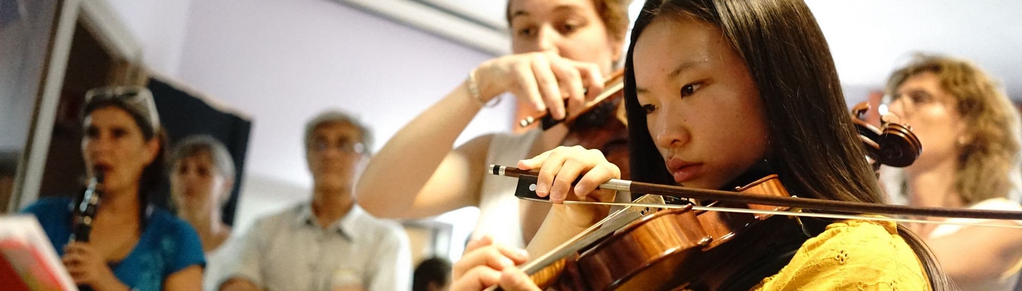 Jeune fille en cours de violon